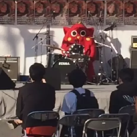 超狂！吉祥物上台打出 X Japan《紅》　超違和感在日本網路爆紅！