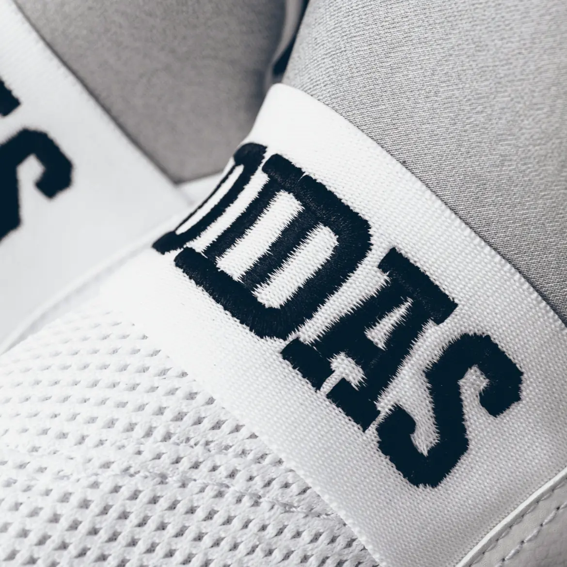 adidas Cloudfoam Ultra Zen 　白色設計 X 大型文字帥氣登場！
