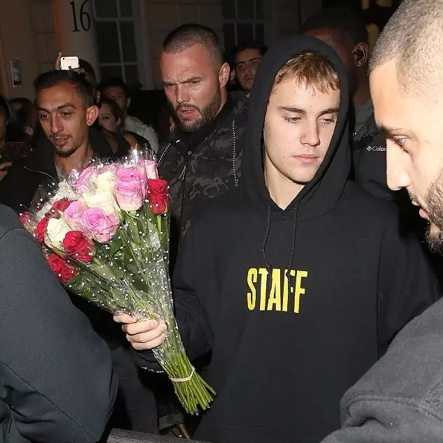 化身暖男！小賈斯汀為苦等他的女粉絲獻花　讓其他 Beliebers 好嫉妒！