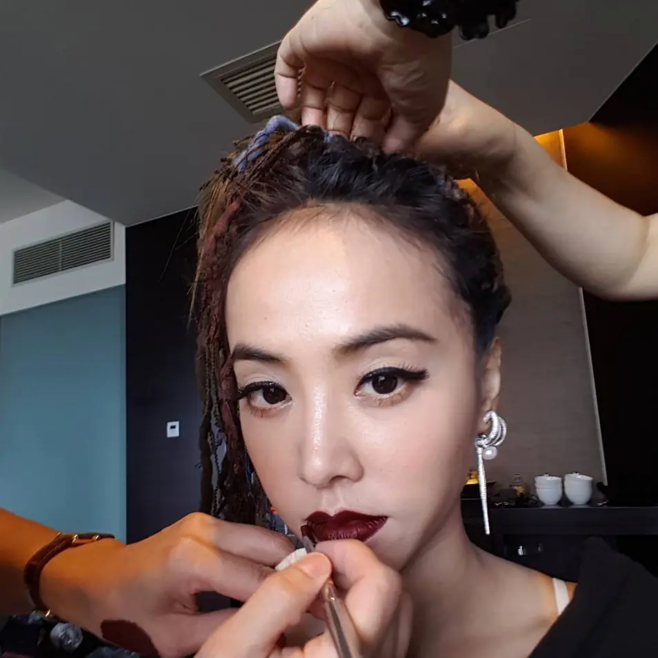 秋冬就是酒紅色當道！16 個絕美酒紅彩妝靈感＋技巧，手殘女也不用怕！