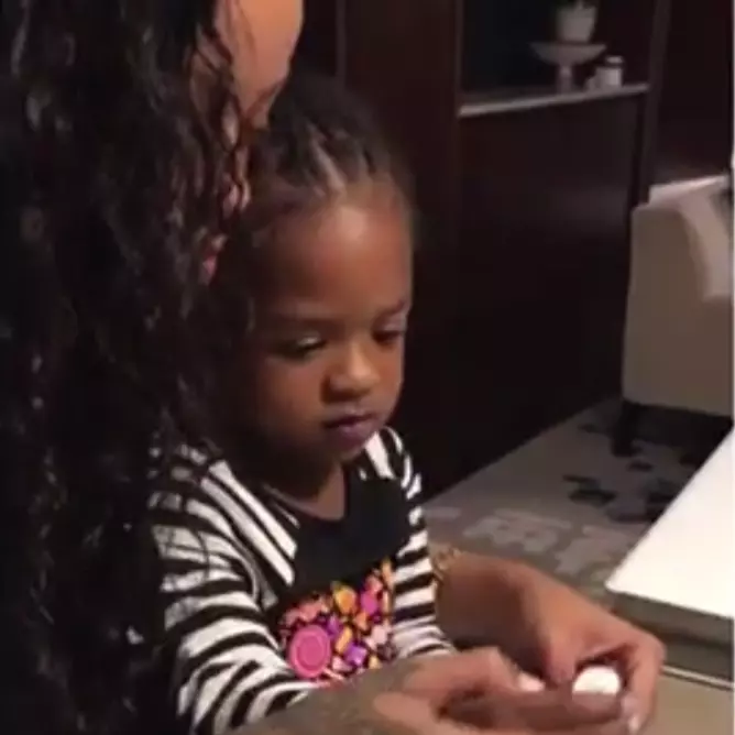 超溫馨！天后 Rihanna 幫可愛小姪女塗指甲　萌度破表！