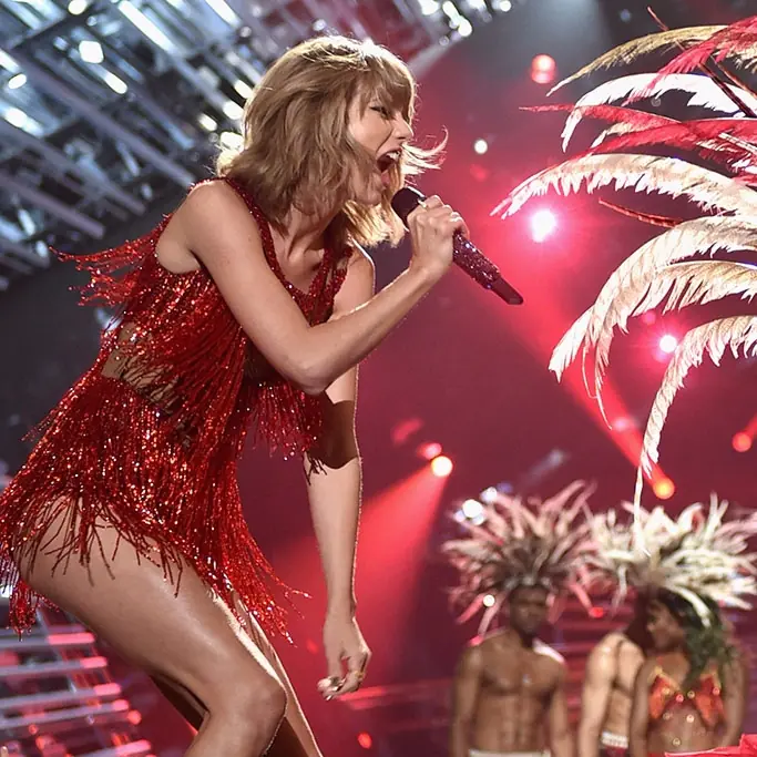 到底是哪個牌子的鞋？讓小天后 Taylor Swift 稱霸演唱會舞台