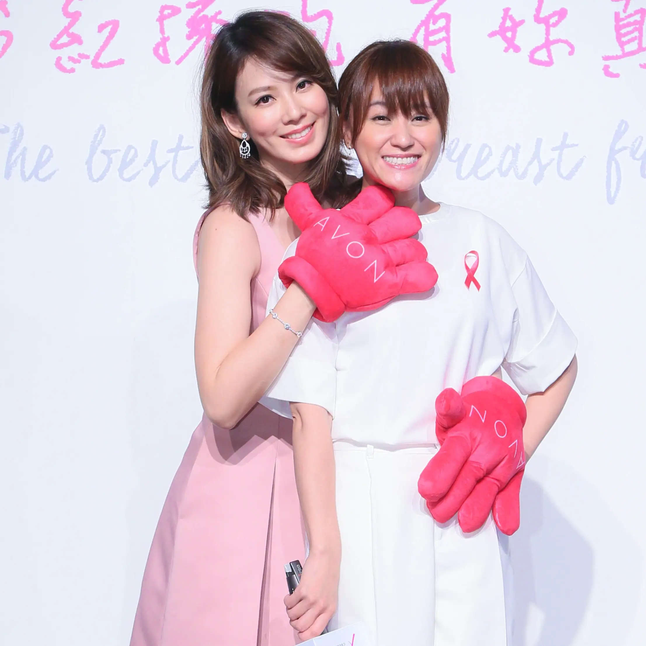Melody、海芬「親密觸摸」不害羞！ 雅芳首推「粉紅擁抱」，帶動乳癌防治全新潮流！
