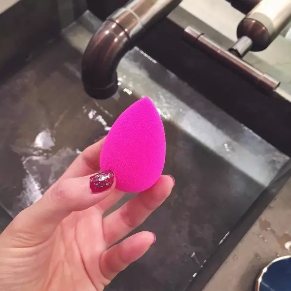 上粉底要貼服，究竟用 Beauty Blender、化妝掃，還是用手好？為你解答迷思！