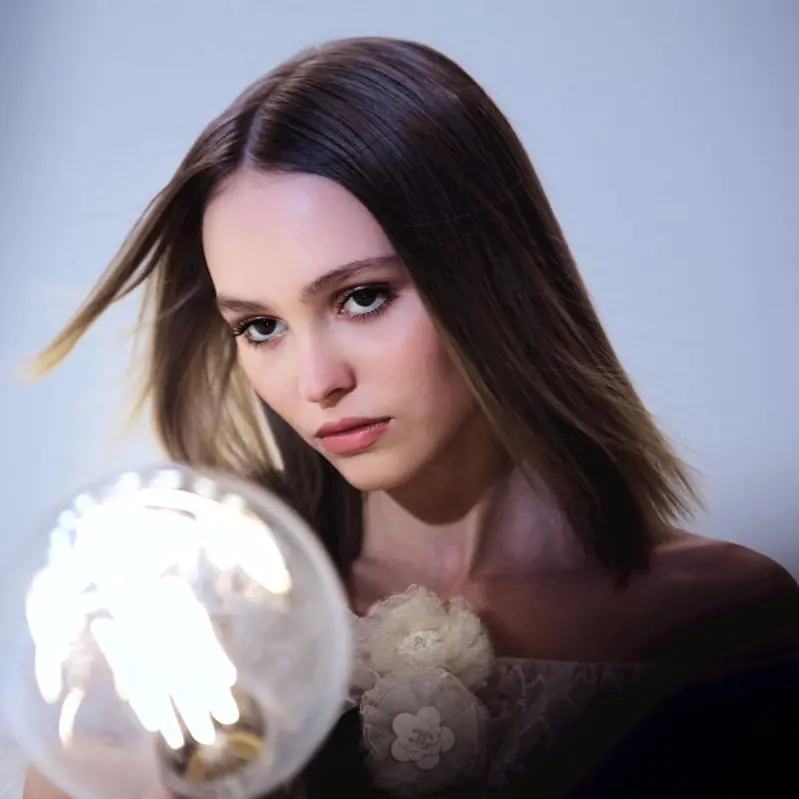 Lily-Rose Depp 當主角的 Chanel 短片釋出！ 短短 60 秒已經換了 7 個造型，重點是每個都超美！