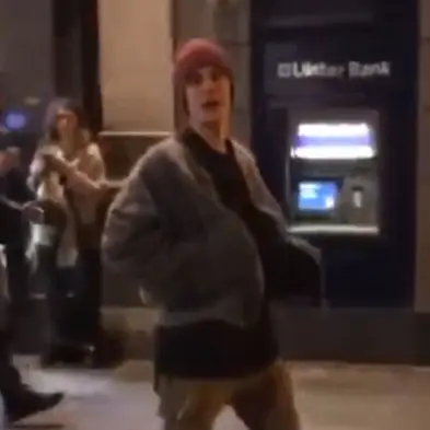 小賈在路上遭拍攝露出不悅　保鑣第一時間護駕！