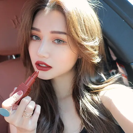 【玩跳．TONE】想擁有百變女友嗎？秋冬就靠這 4 款「深色唇彩」輕鬆擄獲！