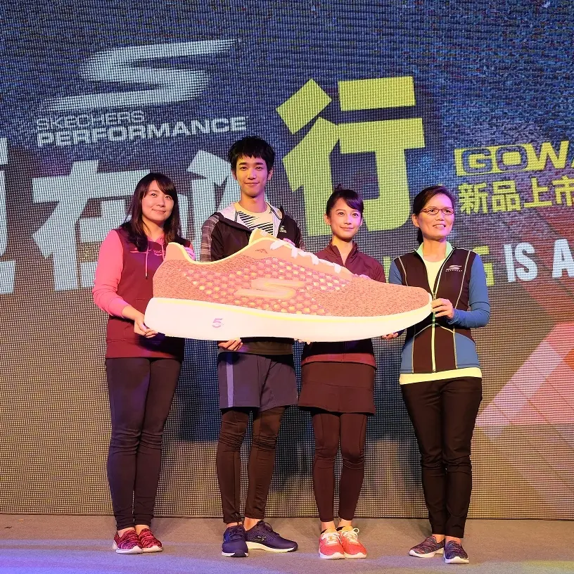 人氣偶像「簡劉」配站台，SKECHERS GOWALK健走鞋踏出驚人好成績