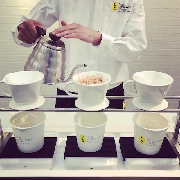 日清在澀谷車站開了家速食咖哩店，想給忙碌的白領們一些新選擇