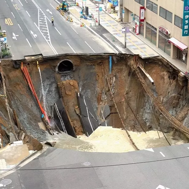 日本網友拍攝到福岡「馬路崩塌」一瞬間　超驚嚇：這是漂流教室嗎？