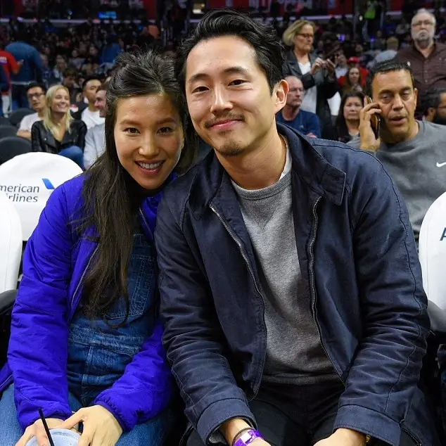 觀眾好想你！《陰屍路》葛倫第 7 季開頭領便當之後　與老婆外出看 NBA 球賽