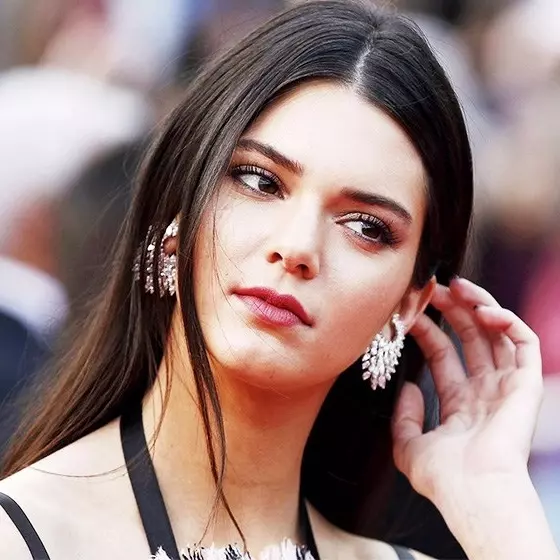 Kendall Jenner 21 歲生日獲陌生男人送贈名車－終於揭開他的神秘面紗！