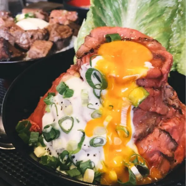 蛋黃狂流、肉又跟山一樣高！盤點台北 4 家丼飯店 根本是肉控的天堂