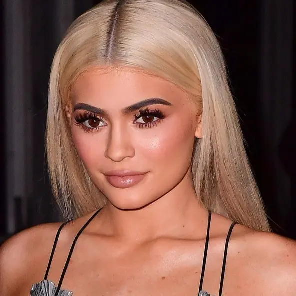 卡戴珊小妹也裸了！Kylie Jenner 跟進姐姐們裸身拍雜誌了！
