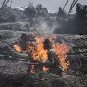 《鋼鐵英雄》拍攝手法大揭密！還原二戰腥風血雨　火燒真人、炸飛演員全真的！