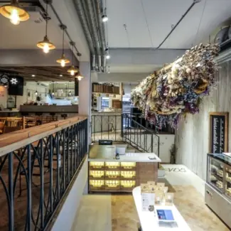 低負擔飲食正夯！衝浪服飾品牌VAST全台首家南加州餐飲生活概念店台北東區開幕 