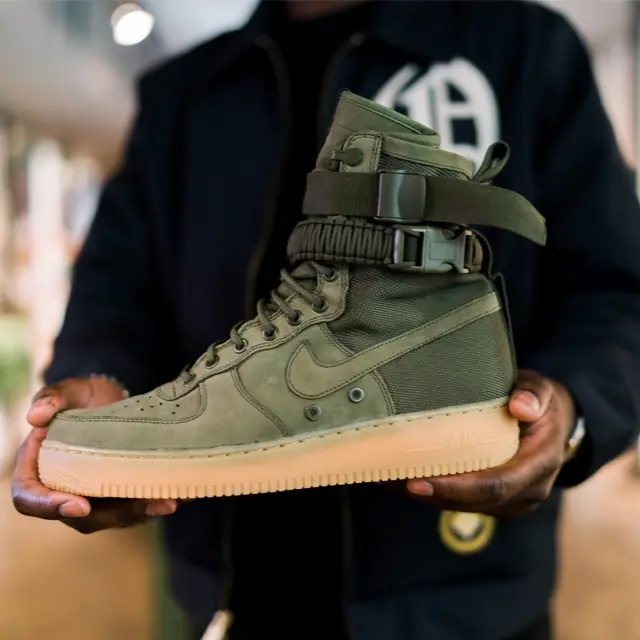 霸氣穿搭示範！詹皇搶先穿上 Nike Special Field Air Force 1 全新軍綠色鞋款！