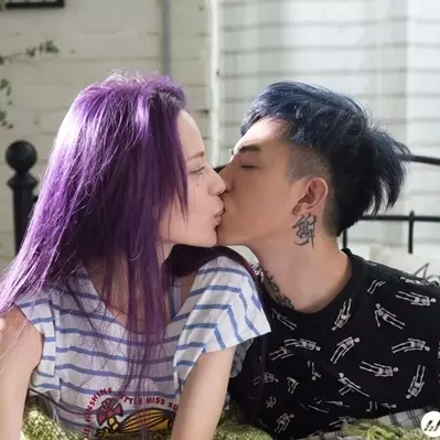 謝和弦揪正妹老婆拍 mv，從床上親到陽台！網友：「太害羞了吧」