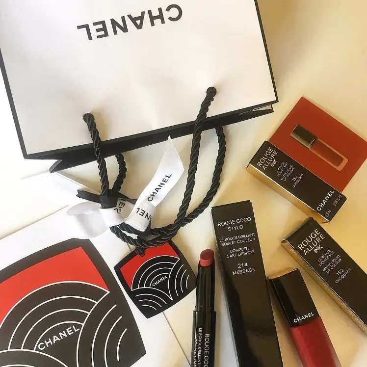 Chanel 在京都打造紅色町屋，美得想令人立即買機票！