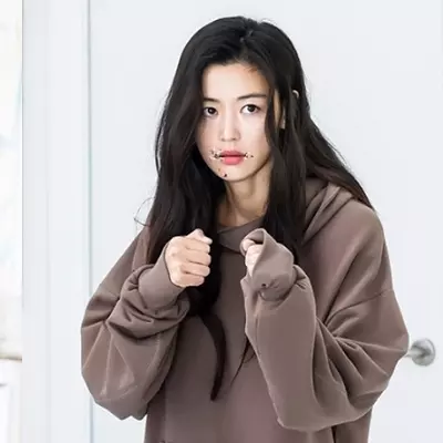 全智賢在《藍色海洋的傳說》中的海邊造型，原來是來自這個品牌！