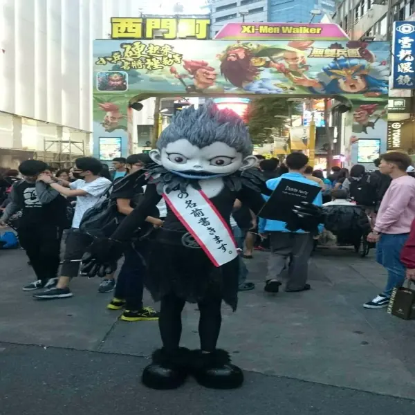 死神大跳《PPAP》賣萌！Q版「路克」台北街頭趴趴走