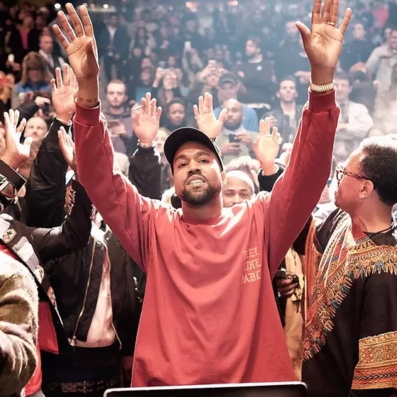 暴走失常的原因？ Kanye West 今被戴上手銬，送院進行精神評估！