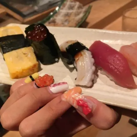 當美食變成指彩時也太有趣，光看是有止餓效果還是更容易餓呢？