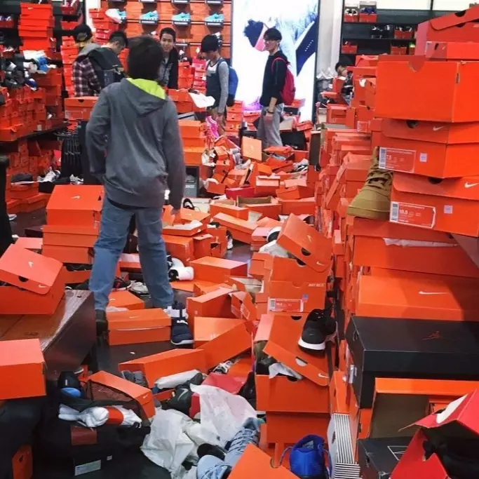 在黑色星期五購物日當天 Nike 海外 Outlet 裡面居然變成了這付慘況...