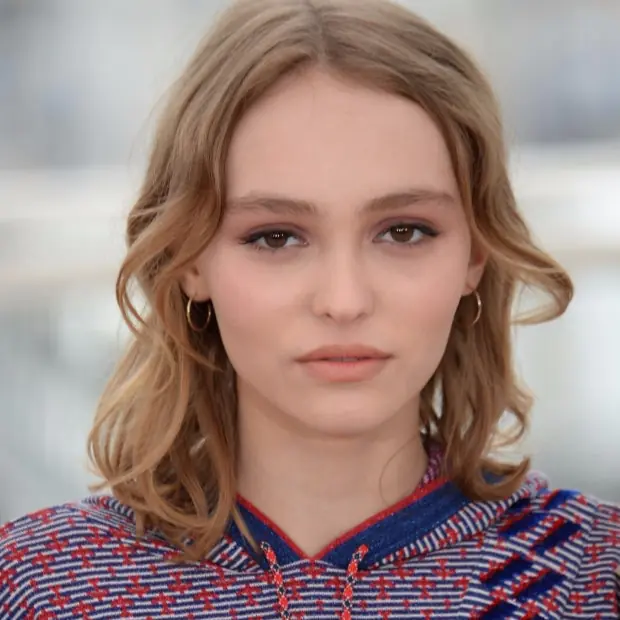Lily-Rose Depp 登上法國 《 Vogue 》雜誌封面，身邊的男模竟然是時尚界地位最高的他！