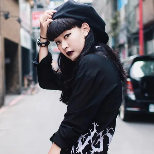 【潮妹一週間】單眼皮照樣電暈你！暗黑系「彩妝師」古寧紫，帥氣造型下其實擁有魔鬼般的身材！