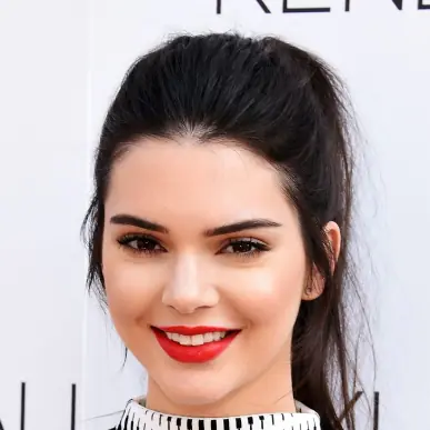 維多利亞的秘密後台直擊 Kendall Jenner 素顏　網友：卸妝立刻變普通...