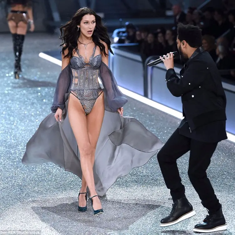 好尷尬！威肯舞台上想與「前女友」互動　Bella Hadid 卻露出一臉驚呆的表情...