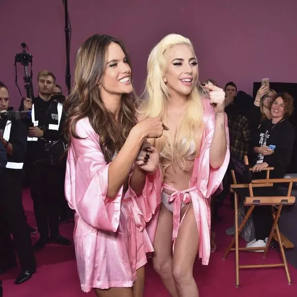 155 公分 Lady Gaga 為了與超模媲美　又準備了嚇死人不償命的「恨天高」...