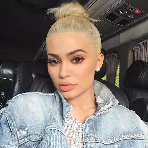 歐美女神Kylie Jenner又出了超美眼影盤系列～不想花錢只好把眼睛戳瞎～