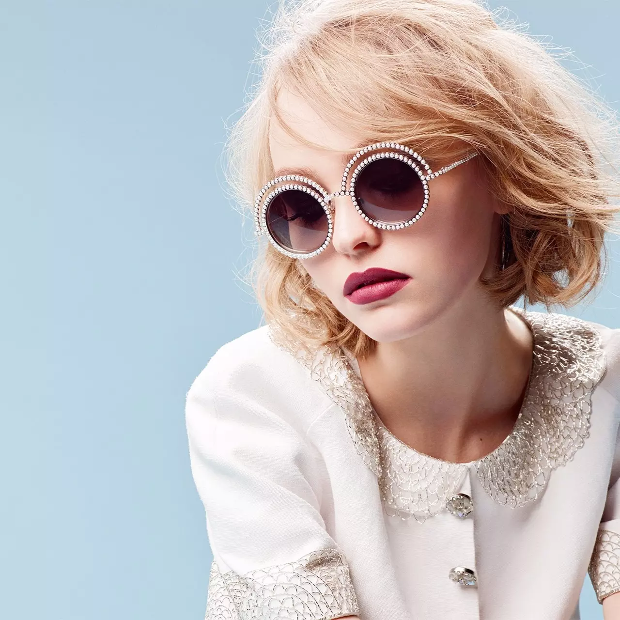 深得老佛爺歡心， Lily-Rose Depp 為 Chanel 最新時裝騷走秀，散發超懾人氣質！