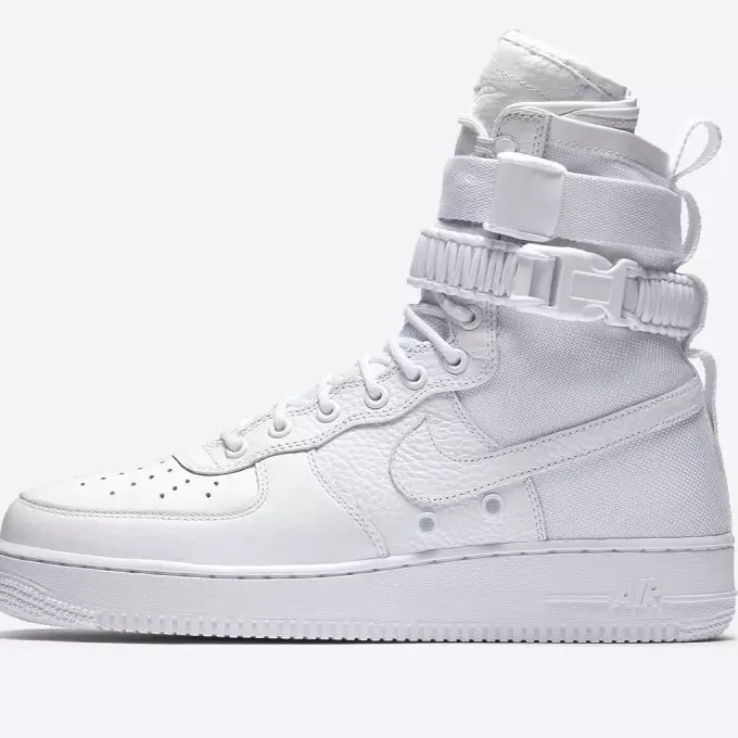 進入這個電話亭就能得到「限量 Nike 潮鞋」？快找找他在哪裡！