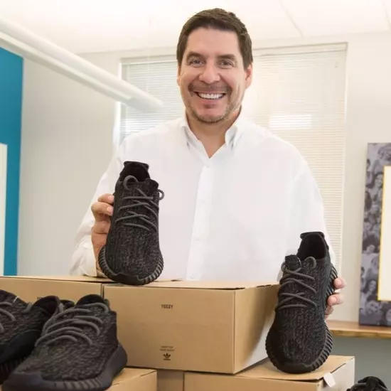 為了它不辭職了！這位老闆用「YEEZY」獎勵優秀員工，再累都要撐下去！
