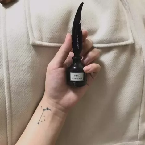 文青女生必買！這支超氣質羽毛墨水筆，竟然是眼線筆來的！