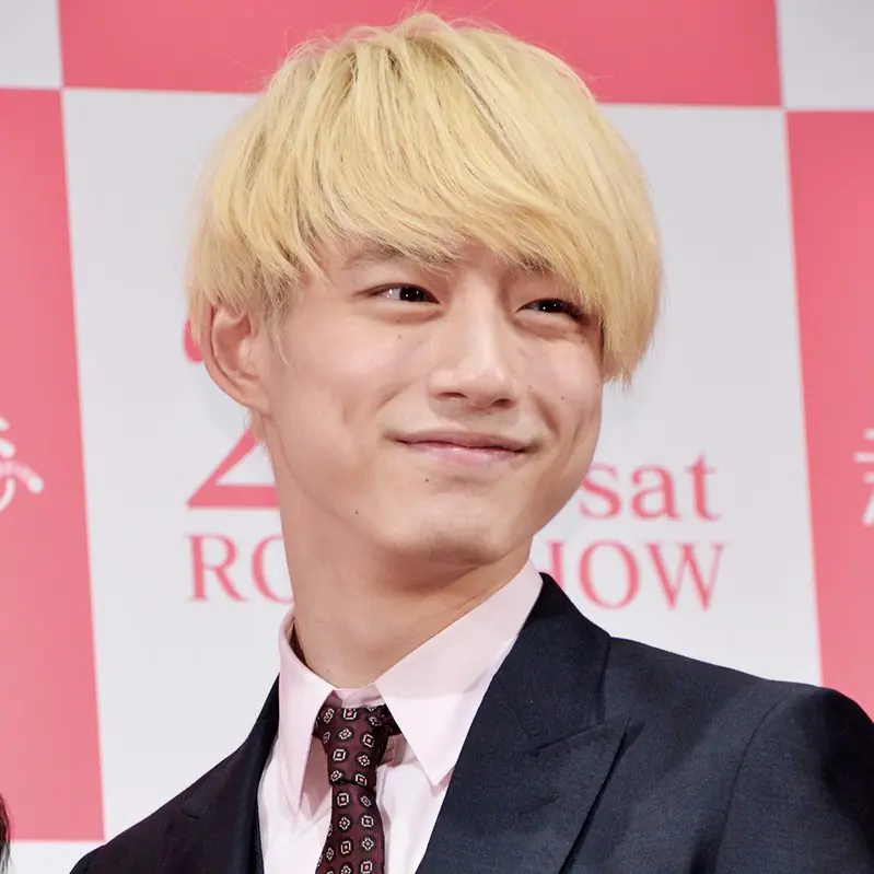 「國民男友」坂口健太郎一頭金髮造型現身　被瘋狂追問緋聞女友的反應是...