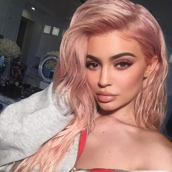 這麼好買？卡戴珊小妹 Kylie Jenner 品牌人氣爆表　男女都瘋搬貨怎麼一回事？