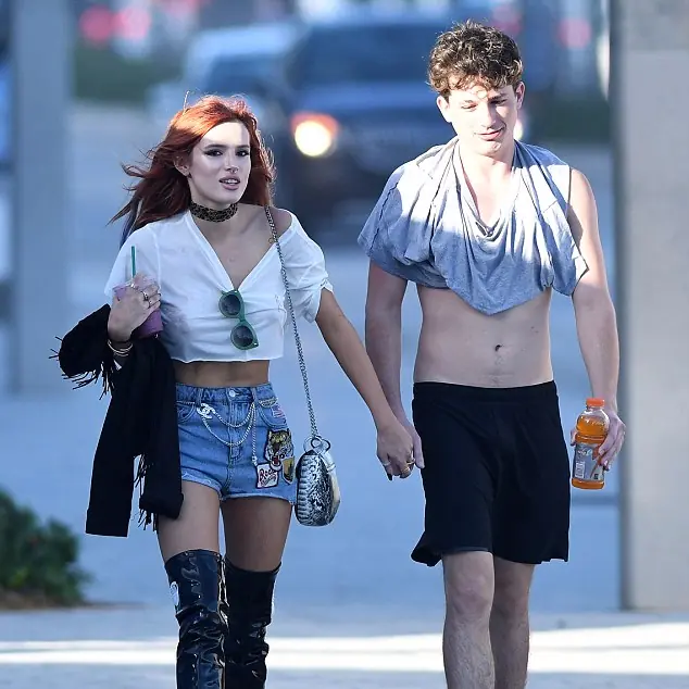 莫名成了小三？查理普斯被網友告知遭劈腿　火速分手新女友 Bella Thorne！