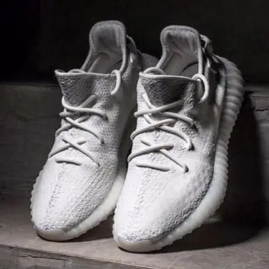 全白的最美　Nike Flyknit Racer 、adidas Originals YEEZY BOOST 350 V2 全白都超帥！