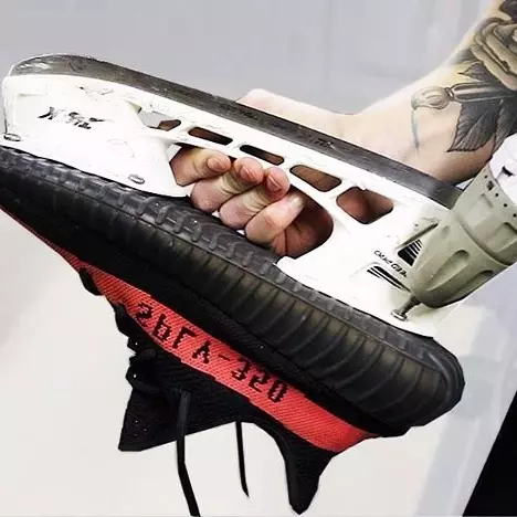 YEEZY BOOST 350 V2 變成溜冰鞋　網路神人新創意！