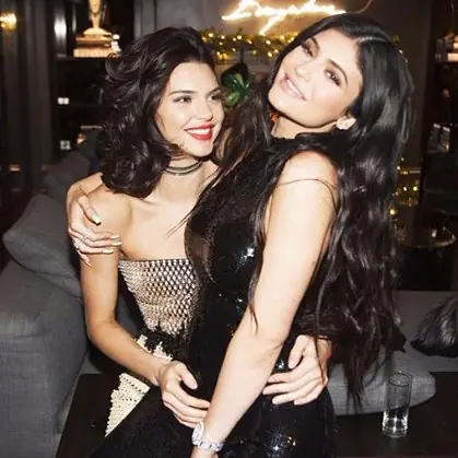 從派對戰衣、彩妝到禮物，Kendall ＆Kylie 的聖誕慶祝活動，絕對是女生們的 #PartyGoal！