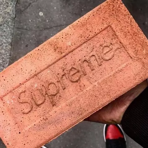 Supreme 推出磚頭後　這個國際精品也出磚頭？！