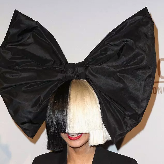 Sia 批評「殺雞獻祭」虐待動物　Azealia Banks 怒回嗆：妳的臉太醜才要遮起來！