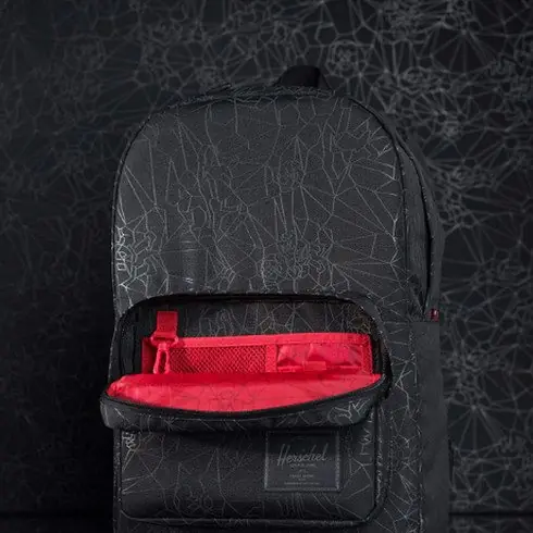 當 Mickey Mouse 遇上 Herschel Supply Co. 會激出怎樣的火花？今年秋冬最令人期待的聯名系列包款上市啦！