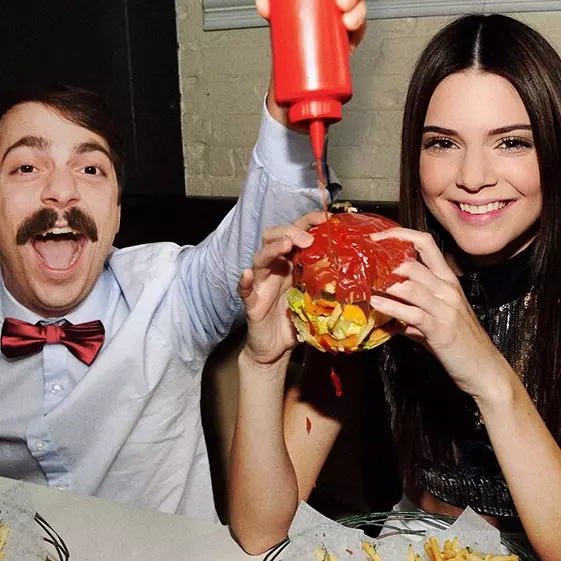 這名男子將自己 PS 進 Kendall Jenner 時尚照片中　假扮超模好友笑翻網友！