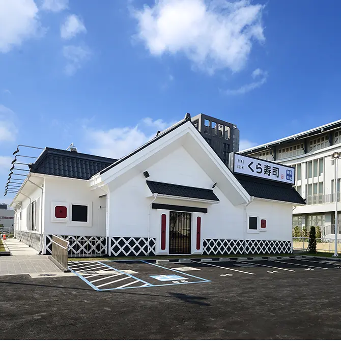 想要在正宗日式建築裡享用迴轉壽司？「藏壽司」全台首間街邊店來啦！