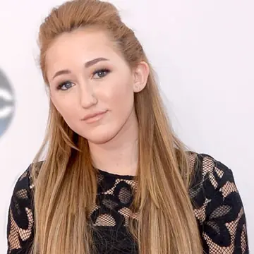 話題製造機 Miley Cyrus 親妹也超會唱 ，首支單曲「Make me」點擊衝破２千萬！